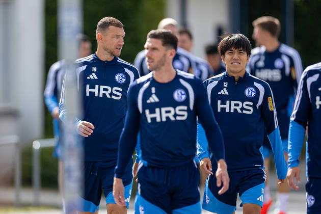 20.08.2026, Fussball, Training des FC Schalke 04. v. l. Edin Dzeko (FC Schalke 04), Robin Gosens (FC Schalke 04), Satoshi Tanaka (FC Schalke 04). Gelsenkirchen Trainingsgelände FC Schalke 04 NRW Deutschland xRHR-FOTO YYx Copyright: RHR-FOTOx RHR-FOTO YY