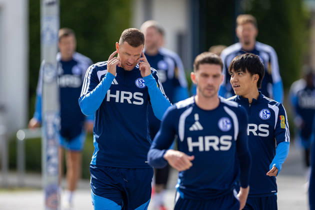 20.08.2026, Fussball, Training des FC Schalke 04. v. l. Edin Dzeko (FC Schalke 04), Satoshi Tanaka (FC Schalke 04). Gelsenkirchen Trainingsgelände FC Schalke 04 NRW Deutschland xRHR-FOTO YYx Copyright: RHR-FOTOx RHR-FOTO YY