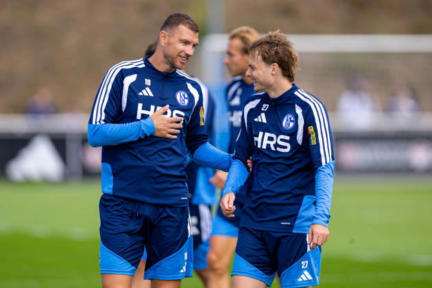 20.08.2026, Fussball, Training des FC Schalke 04. v. l. Edin Dzeko (FC Schalke 04), Finn Porath (FC Schalke 04) lachen. Gelsenkirchen Trainingsgelände FC Schalke 04 NRW Deutschland xRHR-FOTO YYx Copyright: RHR-FOTOx RHR-FOTO YY
