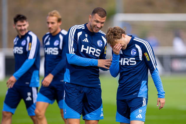 20.08.2026, Fussball, Training des FC Schalke 04. v. l. Edin Dzeko (FC Schalke 04), Finn Porath (FC Schalke 04). Gelsenkirchen Trainingsgelände FC Schalke 04 NRW Deutschland xRHR-FOTO YYx Copyright: RHR-FOTOx RHR-FOTO YY