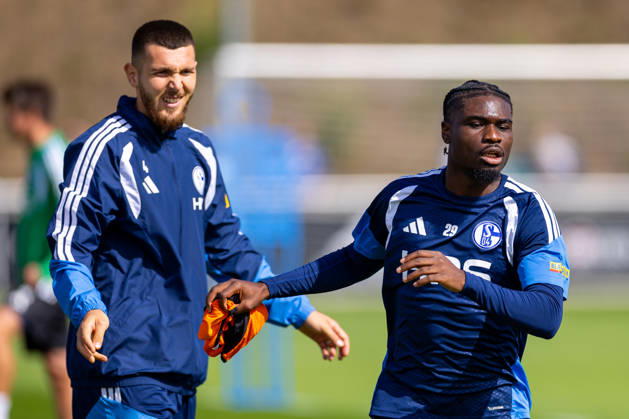 20.08.2026, Fussball, Training des FC Schalke 04. v. l. Hasan Kurucay (FC Schalke 04), Junior Dina Ebimbe (FC Schalke 04). Gelsenkirchen Trainingsgelände FC Schalke 04 NRW Deutschland xRHR-FOTO YYx Copyright: RHR-FOTOx RHR-FOTO YY