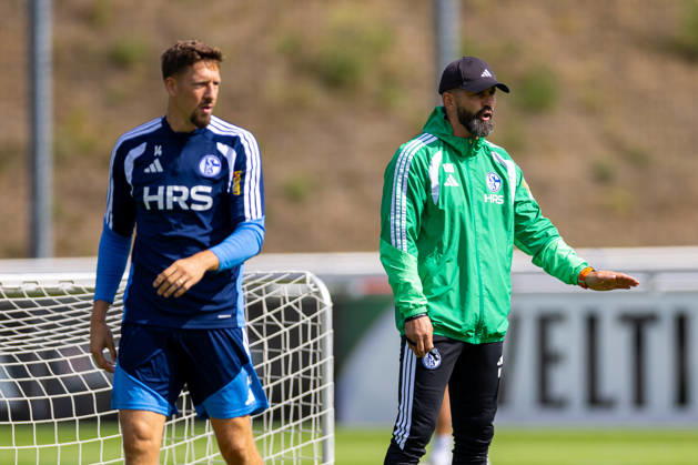 20.08.2026, Fussball, Training des FC Schalke 04. v. l. Janik Bachmann (FC Schalke 04), Trainer Miron Muslic (FC Schalke 04). Gelsenkirchen Trainingsgelände FC Schalke 04 NRW Deutschland xRHR-FOTO YYx Copyright: RHR-FOTOx RHR-FOTO YY