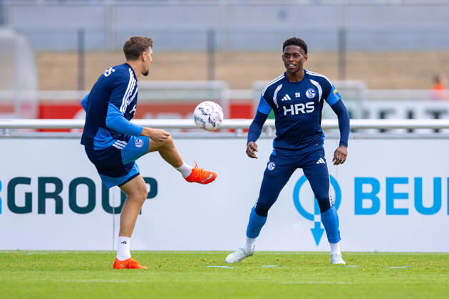 20.08.2026, Fussball, Training des FC Schalke 04. v. l. Janik Bachmann (FC Schalke 04), Junior Adamu (FC Schalke 04). Gelsenkirchen Trainingsgelände FC Schalke 04 NRW Deutschland xRHR-FOTO YYx Copyright: RHR-FOTOx RHR-FOTO YY