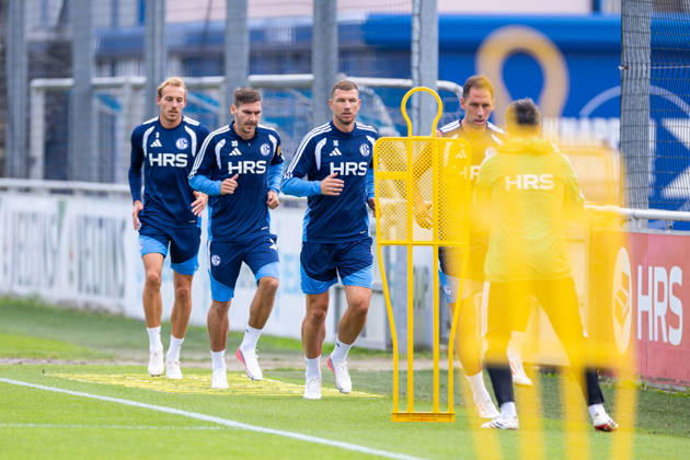 20.08.2026, Fussball, Training des FC Schalke 04. v. l. Timo Becker (FC Schalke 04), Maximilian Wöber (FC Schalke 04), Edin Dzeko (FC Schalke 04). Gelsenkirchen Trainingsgelände FC Schalke 04 NRW Deutschland xRHR-FOTO YYx Copyright: RHR-FOTOx RHR-FOTO YY