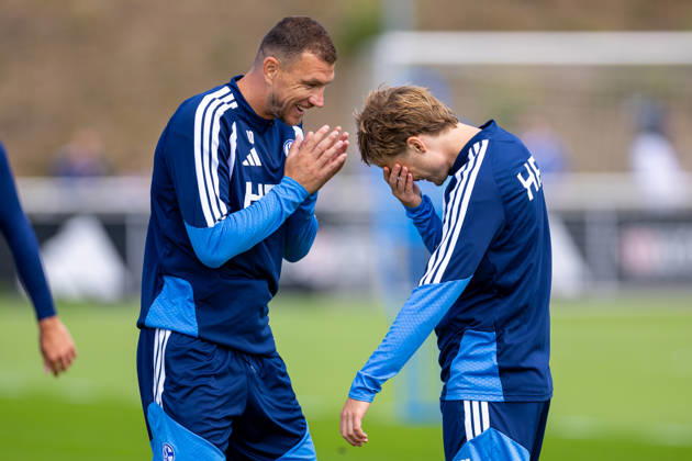 20.08.2026, Fussball, Training des FC Schalke 04. v. l. Edin Dzeko (FC Schalke 04), Finn Porath (FC Schalke 04). Gelsenkirchen Trainingsgelände FC Schalke 04 NRW Deutschland xRHR-FOTO YYx Copyright: RHR-FOTOx RHR-FOTO YY