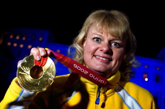 OS 2006 Vinter, Medaljcermoni, Curling: Anette Norberg, Sverige, Skipper haller upp sin Guld Medalj. Turin Italien Copyright: xMarcusxEricssonx