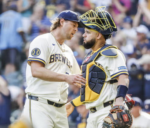 Milwaukee Brewers closing pitcher Trevor Megill celebrates with Milwaukee Brewers catcher Gary Sanchez after the final out in the ninth inning of the MLB, Baseball Herren, USA game between the Seattle Mariners and the Milwaukee Brewers at American Family Field in Milwaukee, Wisconsin on Thursday, August 20, 2026. The Brewers defeated the Mariners 7-4. MIL20260820834 TANNENxMAURY