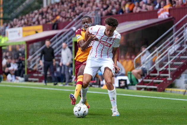 Derry Scherhant (SC Freiburg, 07) im Zweikampf mit Tawanda Maswanhise (Motherwell FC, 18) , Schottland, Fussball, UEFA Conference League, Play-offs, Hinspiel, 2026 2027, Motherwell FC vs. SC Freiburg, 20.08.2026, Fir Park Stadium, Motherwell Motherwell Fir Park Stadium North Lanarkshire Schottland Copyright: xArnexAmbergx