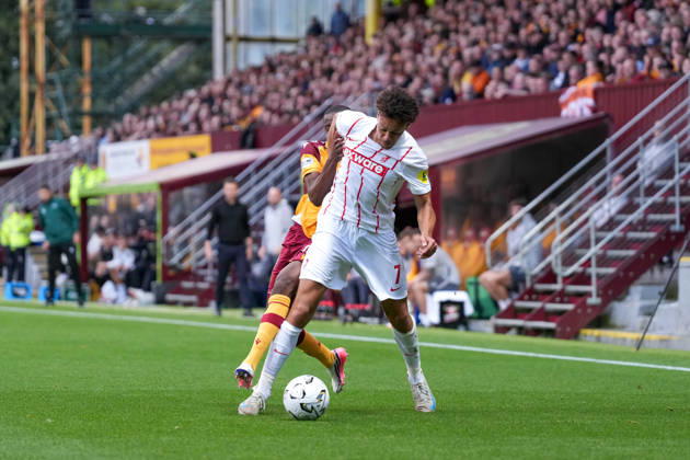 Derry Scherhant (SC Freiburg, 07) im Zweikampf mit Tawanda Maswanhise (Motherwell FC, 18) , Schottland, Fussball, UEFA Conference League, Play-offs, Hinspiel, 2026 2027, Motherwell FC vs. SC Freiburg, 20.08.2026, Fir Park Stadium, Motherwell Motherwell Fir Park Stadium North Lanarkshire Schottland Copyright: xArnexAmbergx