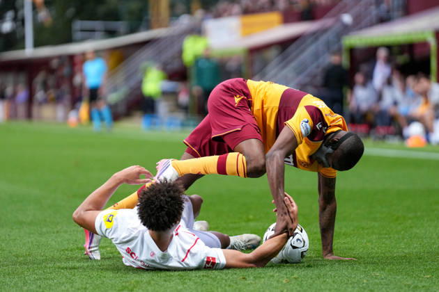 Derry Scherhant (SC Freiburg, 07) im Zweikampf mit Tawanda Maswanhise (Motherwell FC, 18) , Schottland, Fussball, UEFA Conference League, Play-offs, Hinspiel, 2026 2027, Motherwell FC vs. SC Freiburg, 20.08.2026, Fir Park Stadium, Motherwell Motherwell Fir Park Stadium North Lanarkshire Schottland Copyright: xArnexAmbergx