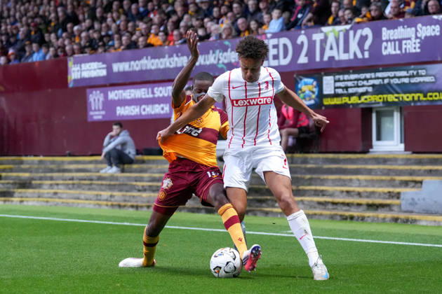 Derry Scherhant (SC Freiburg, 07) im Zweikampf mit Tawanda Maswanhise (Motherwell FC, 18) , Schottland, Fussball, UEFA Conference League, Play-offs, Hinspiel, 2026 2027, Motherwell FC vs. SC Freiburg, 20.08.2026, Fir Park Stadium, Motherwell Motherwell Fir Park Stadium North Lanarkshire Schottland Copyright: xArnexAmbergx