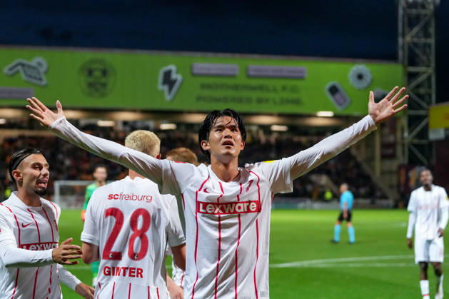 Keisuke Goto (SC Freiburg, 42) Torjubel, Emotionen, Torschuss, Abschluss, Torerfolg, Tor, Treffer , Schottland, Fussball, UEFA Conference League, Play-offs, Hinspiel, 2026 2027, Motherwell FC vs. SC Freiburg, 20.08.2026, Fir Park Stadium, Motherwell Motherwell Fir Park Stadium North Lanarkshire Schottland Copyright: xArnexAmbergx