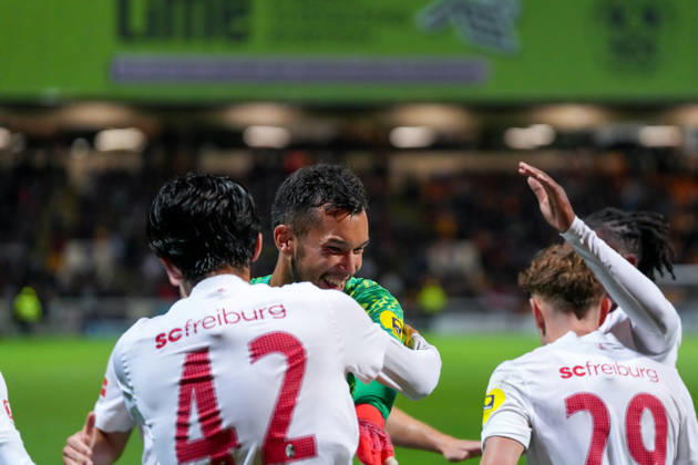 Keisuke Goto (SC Freiburg, 42) Torjubel, Emotionen, Torschuss, Abschluss, Torerfolg, Tor, Treffer, Mio Backhaus (SC Freiburg, 01) , Schottland, Fussball, UEFA Conference League, Play-offs, Hinspiel, 2026 2027, Motherwell FC vs. SC Freiburg, 20.08.2026, Fir Park Stadium, Motherwell Motherwell Fir Park Stadium North Lanarkshire Schottland Copyright: xArnexAmbergx