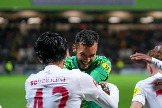 Keisuke Goto (SC Freiburg, 42) Torjubel, Emotionen, Torschuss, Abschluss, Torerfolg, Tor, Treffer, Mio Backhaus (SC Freiburg, 01) , Schottland, Fussball, UEFA Conference League, Play-offs, Hinspiel, 2026 2027, Motherwell FC vs. SC Freiburg, 20.08.2026, Fir Park Stadium, Motherwell Motherwell Fir Park Stadium North Lanarkshire Schottland Copyright: xArnexAmbergx