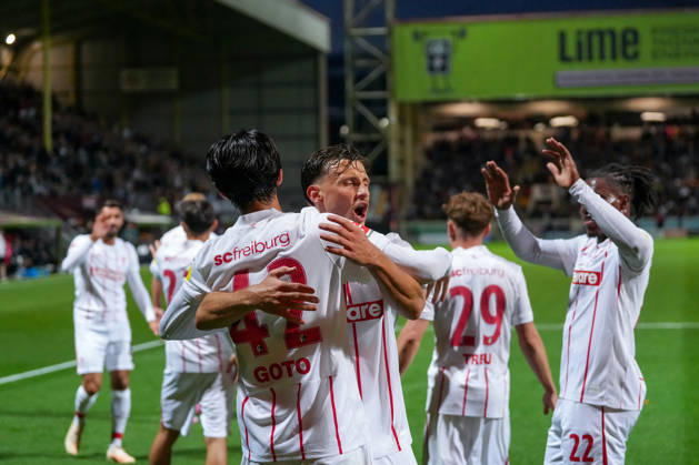Keisuke Goto (SC Freiburg, 42) Torjubel, Emotionen, Torschuss, Abschluss, Torerfolg, Tor, Treffer, Maximilian Eggestein (SC Freiburg, 08) , Schottland, Fussball, UEFA Conference League, Play-offs, Hinspiel, 2026 2027, Motherwell FC vs. SC Freiburg, 20.08.2026, Fir Park Stadium, Motherwell Motherwell Fir Park Stadium North Lanarkshire Schottland Copyright: xArnexAmbergx