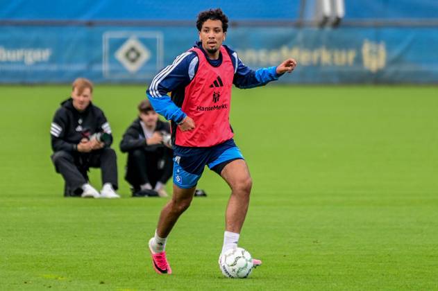 Bilal Nadir ( HSV ) am Ball Deutschland , Hamburg , Volksparkstadion Trainingsgelände , Fussball , 1. Bundesliga , Training des Hamburger SV