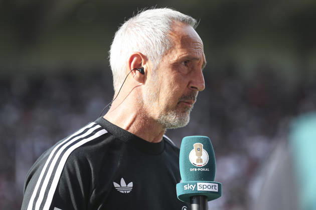 Trainer Adi Huetter (Eintracht Frankfurt) schaut waehrend des Spiels der 1. Runde des DFB-Pokal zwischen SC St. Toenis und Eintracht Frankfurt, Grotenburg-Stadion am 21. August 2026 in Krefeld, Deutschland. (Foto von Oliver Kaelke DeFodi Images) +++ Trainer Adi Huetter (Eintracht Frankfurt) looks on during the 1st round match of the DFB-Pokal between SC St. Toenis and Eintracht Frankfurt at Grotenburg-Stadion on August 21, 2026 in Krefeld, Germany. (Photo by Oliver Kaelke DeFodi Images) DFB DFL REGULATIONS PROHIBIT ANY USE OF PHOTOGRAPHS AS IMAGE SEQUENCES AND OR QUASI-VIDEO. (Photo by Oliver Kaelke DeFodi Images) -