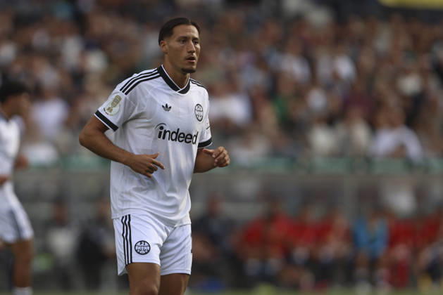 Younes Ebnoutalib (Eintracht Frankfurt) schaut waehrend des Spiels der 1. Runde des DFB-Pokal zwischen SC St. Toenis und Eintracht Frankfurt, Grotenburg-Stadion am 21. August 2026 in Krefeld, Deutschland. (Foto von Oliver Kaelke DeFodi Images) +++ Younes Ebnoutalib (Eintracht Frankfurt) looks on during the 1st round match of the DFB-Pokal between SC St. Toenis and Eintracht Frankfurt at Grotenburg-Stadion on August 21, 2026 in Krefeld, Germany. (Photo by Oliver Kaelke DeFodi Images) DFB DFL REGULATIONS PROHIBIT ANY USE OF PHOTOGRAPHS AS IMAGE SEQUENCES AND OR QUASI-VIDEO. (Photo by Oliver Kaelke DeFodi Images) -