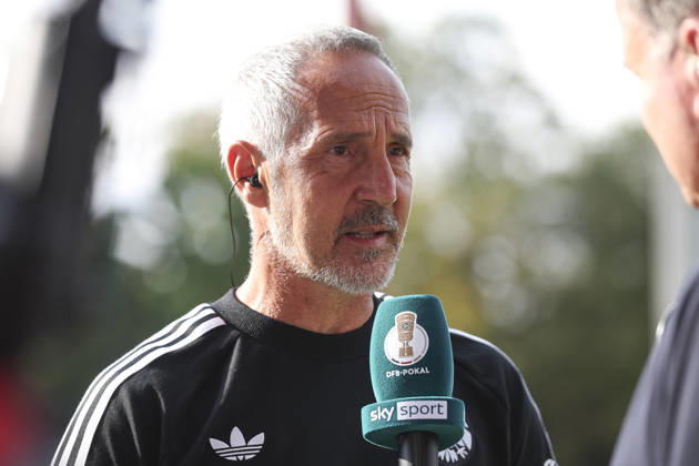 Trainer Adi Huetter (Eintracht Frankfurt) schaut waehrend des Spiels der 1. Runde des DFB-Pokal zwischen SC St. Toenis und Eintracht Frankfurt, Grotenburg-Stadion am 21. August 2026 in Krefeld, Deutschland. (Foto von Oliver Kaelke DeFodi Images) +++ Trainer Adi Huetter (Eintracht Frankfurt) looks on during the 1st round match of the DFB-Pokal between SC St. Toenis and Eintracht Frankfurt at Grotenburg-Stadion on August 21, 2026 in Krefeld, Germany. (Photo by Oliver Kaelke DeFodi Images) DFB DFL REGULATIONS PROHIBIT ANY USE OF PHOTOGRAPHS AS IMAGE SEQUENCES AND OR QUASI-VIDEO. (Photo by Oliver Kaelke DeFodi Images) -