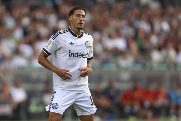 Younes Ebnoutalib (Eintracht Frankfurt) schaut waehrend des Spiels der 1. Runde des DFB-Pokal zwischen SC St. Toenis und Eintracht Frankfurt, Grotenburg-Stadion am 21. August 2026 in Krefeld, Deutschland. (Foto von Oliver Kaelke DeFodi Images) +++ Younes Ebnoutalib (Eintracht Frankfurt) looks on during the 1st round match of the DFB-Pokal between SC St. Toenis and Eintracht Frankfurt at Grotenburg-Stadion on August 21, 2026 in Krefeld, Germany. (Photo by Oliver Kaelke DeFodi Images) DFB DFL REGULATIONS PROHIBIT ANY USE OF PHOTOGRAPHS AS IMAGE SEQUENCES AND OR QUASI-VIDEO. (Photo by Oliver Kaelke DeFodi Images) -