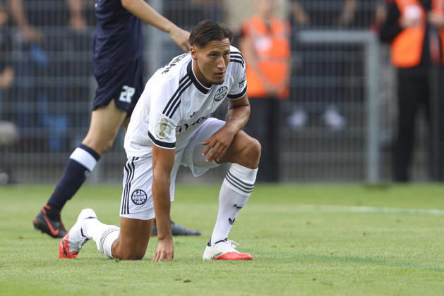 Younes Ebnoutalib (Eintracht Frankfurt) schaut, am boden waehrend des Spiels der 1. Runde des DFB-Pokal zwischen SC St. Toenis und Eintracht Frankfurt, Grotenburg-Stadion am 21. August 2026 in Krefeld, Deutschland. (Foto von Oliver Kaelke DeFodi Images) +++ Younes Ebnoutalib (Eintracht Frankfurt) looks on, on the ground during the 1st round match of the DFB-Pokal between SC St. Toenis and Eintracht Frankfurt at Grotenburg-Stadion on August 21, 2026 in Krefeld, Germany. (Photo by Oliver Kaelke DeFodi Images) DFB DFL REGULATIONS PROHIBIT ANY USE OF PHOTOGRAPHS AS IMAGE SEQUENCES AND OR QUASI-VIDEO. (Photo by Oliver Kaelke DeFodi Images) -