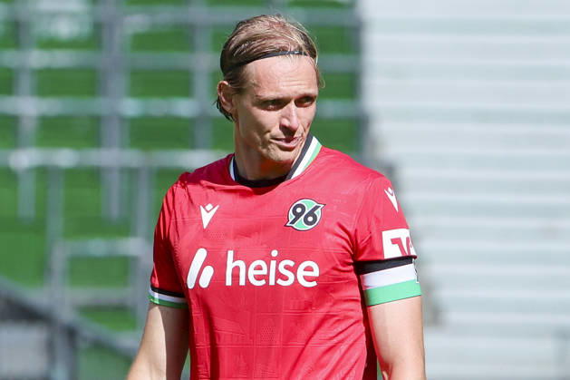 Stefan Teitur Thordarson (Hannover 96) schaut enttaeuscht waehrend des Spiels des DFB-Pokals zwischen SV Hemelingen und Hannover 96, Weserstadion am 22. August 2026 in Bremen, Deutschland. (Foto von Marco Steinbrenner DeFodi Images) +++ Stefan Teitur Thordarson (Hannover 96) looks dejected during the DFB-Pokal match between SV Hemelingen and Hannover 96t at Weserstadion on August 22, 2026 in Bremen, Germany. (Photo by Marco Steinbrenner DeFodi Images) (Photo by Marco Steinbrenner DeFodi Images) -
