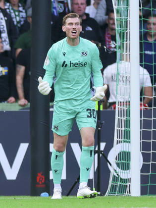 Torhueter Leo Weinkauf (Hannover 96) schaut enttaeuscht waehrend des Spiels des DFB-Pokals zwischen SV Hemelingen und Hannover 96, Weserstadion am 22. August 2026 in Bremen, Deutschland. (Foto von Marco Steinbrenner DeFodi Images) +++ Torhueter Leo Weinkauf (Hannover 96) looks dejected during the DFB-Pokal match between SV Hemelingen and Hannover 96t at Weserstadion on August 22, 2026 in Bremen, Germany. (Photo by Marco Steinbrenner DeFodi Images) (Photo by Marco Steinbrenner DeFodi Images) -