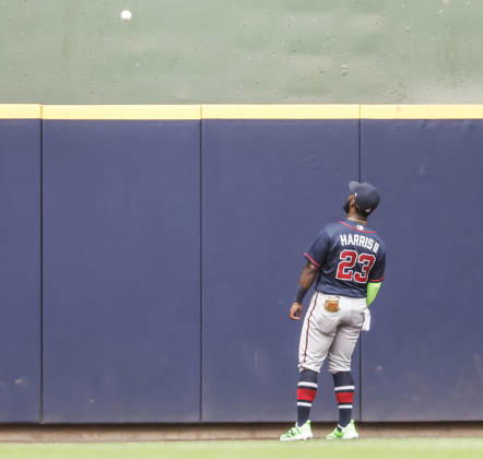 Atlanta Braves center fielder Michael Harris II watches a ball hit for as two RBI home run by Milwaukee Brewers right fielder Jake Bauers clear the wall in the third inning of the MLB, Baseball Herren, USA game between the Atlanta Braves and the Milwaukee Brewers at American Family Field in Milwaukee, Wisconsin on Saturday, August 22, 2026. MIL20260822809 TANNENxMAURY