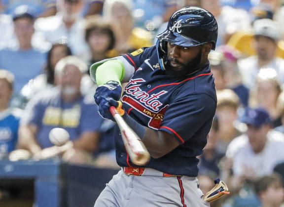 Atlanta Braves center fielder Michael Harris II hits a single in the sixth inning of the MLB, Baseball Herren, USA game between the Atlanta Braves and the Milwaukee Brewers at American Family Field in Milwaukee, Wisconsin on Saturday, August 22, 2026. MIL20260822820 TANNENxMAURY