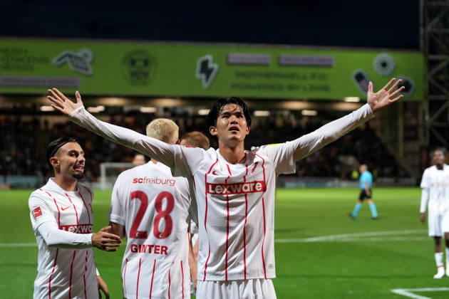 Keisuke Goto (SC Freiburg, 42) Torjubel, Emotionen, Torschuss, Abschluss, Torerfolg, Tor, Treffer , Schottland, Fussball, UEFA Conference League, Play-offs, Hinspiel, 2026 2027, Motherwell FC vs. SC Freiburg, 20.08.2026, Fir Park Stadium, Motherwell Motherwell Fir Park Stadium North Lanarkshire Schottland Copyright: xArnexAmbergx