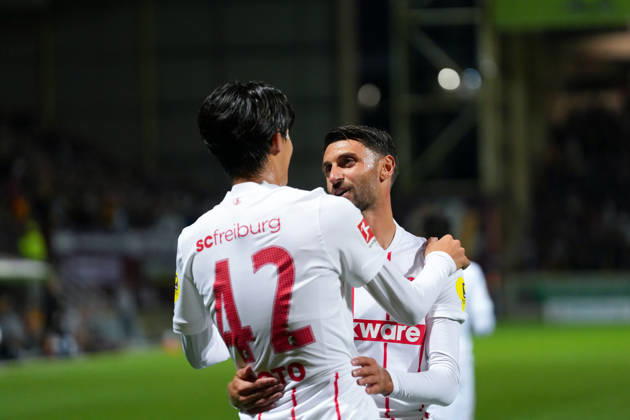 Keisuke Goto (SC Freiburg, 42) Torjubel, Emotionen, Torschuss, Abschluss, Torerfolg, Tor, Treffer, Vincenzo Grifo (SC Freiburg, 32) , Schottland, Fussball, UEFA Conference League, Play-offs, Hinspiel, 2026 2027, Motherwell FC vs. SC Freiburg, 20.08.2026, Fir Park Stadium, Motherwell Motherwell Fir Park Stadium North Lanarkshire Schottland Copyright: xArnexAmbergx
