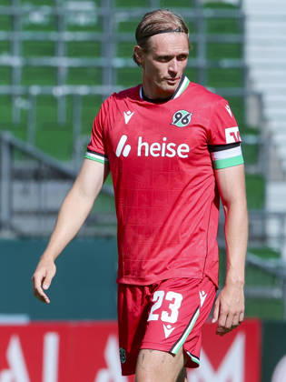 Stefan Teitur Thordarson (Hannover 96) schaut enttaeuscht waehrend des Spiels des DFB-Pokals zwischen SV Hemelingen und Hannover 96, Weserstadion am 22. August 2026 in Bremen, Deutschland. (Foto von Marco Steinbrenner DeFodi Images) +++ Stefan Teitur Thordarson (Hannover 96) looks dejected during the DFB-Pokal match between SV Hemelingen and Hannover 96t at Weserstadion on August 22, 2026 in Bremen, Germany. (Photo by Marco Steinbrenner DeFodi Images) (Photo by Marco Steinbrenner DeFodi Images) -