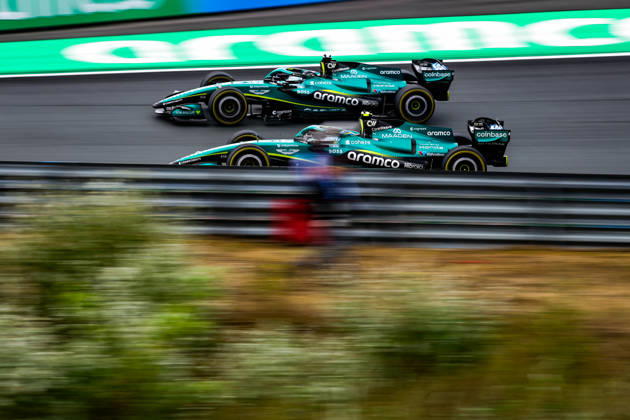 14 ALONSO Fernando (spa), Aston Martin F1 Team AMR26, 18 STROLL Lance (can), Aston Martin F1 Team AMR26, action overtake, overtaking, dà passement, depassement, overtakes, during the Formula 1 Dutch Grand Prix 2026, 12th round of the 2026 Formula One World Championship, WM, Weltmeisterschaft from August 21 to 23, 2026 on the Circuit Zandvoort, in Zandvoort, Netherlands Zandvoort Netherlands