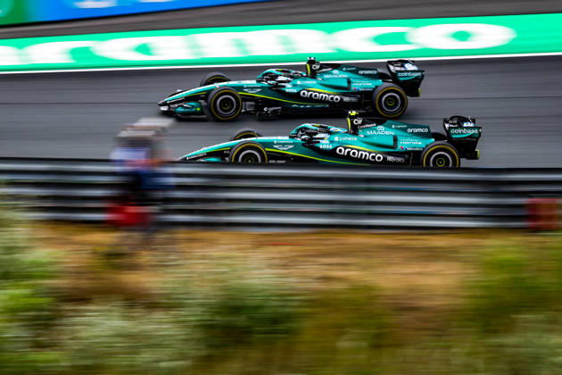 14 ALONSO Fernando (spa), Aston Martin F1 Team AMR26, 18 STROLL Lance (can), Aston Martin F1 Team AMR26, action overtake, overtaking, dà passement, depassement, overtakes, during the Formula 1 Dutch Grand Prix 2026, 12th round of the 2026 Formula One World Championship, WM, Weltmeisterschaft from August 21 to 23, 2026 on the Circuit Zandvoort, in Zandvoort, Netherlands Zandvoort Netherlands