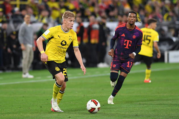 Daniel Svensson (Borussia Dortmund) und Michael Olise (FC Bayern Muenchen) im Zweikampf waehrend des Franz-Beckenbauer-Supercup Endspiel 2026 zwischen Borussia Dortmund und FC Bayern Muenchen, Signal Iduna Park am 22. August 2026 in Dortmund, Deutschland. (Foto von Ralf Treese DeFodi Images) +++ Daniel Svensson (Borussia Dortmund) und Michael Olise (FC Bayern Muenchen) battle for the ball during the Franz Beckenbauer Supercup match between Borussia Dortmund and FC Bayern Muenchen at Signal Iduna Park on August 22, 2026 in Dortmund, Germany. (Photo by Ralf Treese DeFodi Images) -