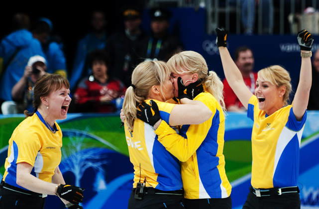 OS 2010, Curling, dam, final, Kanada - Sverige: Medan Cathrine Lindahl och Anna Le Moine och Eva Lund som kysser Anette Norberg (Jubel, Guld, Kyss) Vancouver Kanada Copyright: xJoelxMarklundx