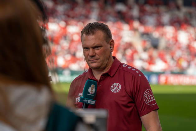 Uwe Koschinat (Rot-Weiss Essen, Cheftrainer) im Interview vor dem Spiel, GER Rot-Weiss Essen vs. FC St. Pauli, Fussball, DFB Pokal, Runde 1, Hauptrunde 2026 2027, 23.08.2026 DFB DFL REGULATIONS PROHIBIT ANY USE OF PHOTOGRAPHS AS IMAGE SEQUENCES AND OR QUASI-VIDEO, GER Rot-Weiss Essen vs. FC St. Pauli, Fussball, DFB Pokal, Runde 1, Hauptrunde 2026 2027, 23.08.2026 Essen Copyright: xEibner-Pressefoto FabianxFriesex EP_FFE