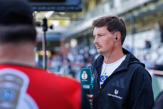 Merlin Polzin (Hamburger SV, Trainer) im Interview bei sky GER, SC Verl vs. Hamburger SV, Fussball, DFB-Pokal, 1. Runde, Spielzeit 2026 2027, 24.08.2026 DFL Regulations prohibit any use of photographers as image sequences and or quasi-video. GER, SC Verl vs. Hamburger SV, Fussball, DFB-Pokal, 1. Runde, Spielzeit 2026 2027, 24.08.2026 Verl Copyright: xEibner-Pressefoto JanxRollingerx EP_JSK