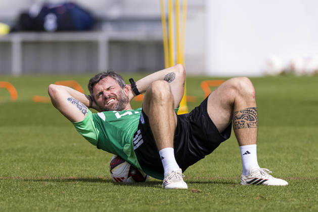 27.08.2026, Fussball, Training des FC Schalke 04. Co-Trainer Tim Hoogland (FC Schalke 04) dehnt sich. Gelsenkirchen Trainingsgelände FC Schalke 04 NRW Deutschland xRHR-FOTO YYx Copyright: RHR-FOTOx RHR-FOTO YY