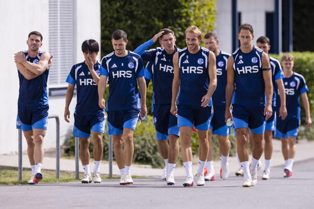 27.08.2026, Fussball, Training des FC Schalke 04. v. l. Robin Gosens (FC Schalke 04), Satoshi Tanaka (FC Schalke 04), Ron Schallenberg (FC Schalke 04), Maximilian Wöber (FC Schalke 04), Timo Becker (FC Schalke 04), Edin Dzeko (FC Schalke 04), Nikola Katic (FC Schalke 04) gehen zum Training. Gelsenkirchen Trainingsgelände FC Schalke 04 NRW Deutschland xRHR-FOTO YYx Copyright: RHR-FOTOx RHR-FOTO YY