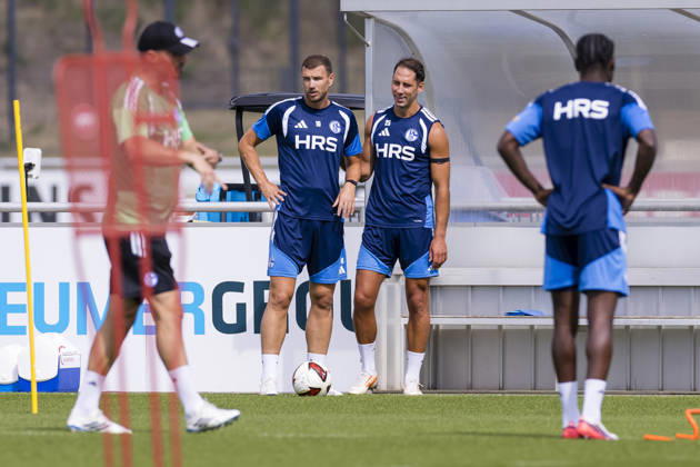 27.08.2026, Fussball, Training des FC Schalke 04. v. l. Edin Dzeko (FC Schalke 04), Nikola Katic (FC Schalke 04). Gelsenkirchen Trainingsgelände FC Schalke 04 NRW Deutschland xRHR-FOTO YYx Copyright: RHR-FOTOx RHR-FOTO YY