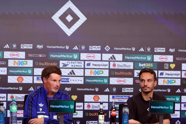 Bundesliga 1. Spieltag Borussia Dortmund - Hamburger SV 27.08.2026 Pressekonferenz vor dem Spiel Trainer Merlin Polzin (Hamburger SV), Pressesprecher Philipp Langer (Hamburger SV)