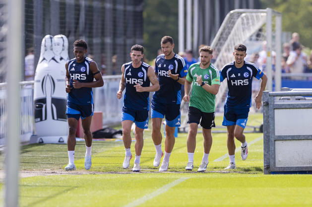 27.08.2026, Fussball, Training des FC Schalke 04. v. l. Junior Adamu (FC Schalke 04), Robin Gosens (FC Schalke 04), Edin Dzeko (FC Schalke 04), Reha-Trainer Marc Thum (FC Schalke 04), Dejan Ljubicic (FC Schalke 04). Gelsenkirchen Trainingsgelände FC Schalke 04 NRW Deutschland xRHR-FOTO YYx Copyright: RHR-FOTOx RHR-FOTO YY