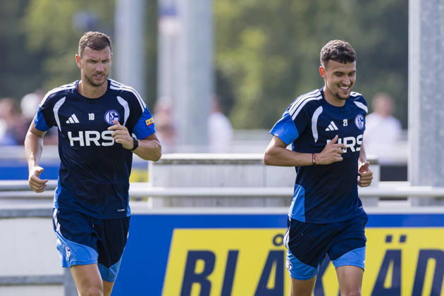 27.08.2026, Fussball, Training des FC Schalke 04. v. l. Edin Dzeko (FC Schalke 04), Dejan Ljubicic (FC Schalke 04). Gelsenkirchen Trainingsgelände FC Schalke 04 NRW Deutschland xRHR-FOTO YYx Copyright: RHR-FOTOx RHR-FOTO YY