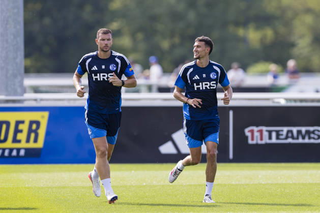27.08.2026, Fussball, Training des FC Schalke 04. v. l. Edin Dzeko (FC Schalke 04), Dejan Ljubicic (FC Schalke 04). Gelsenkirchen Trainingsgelände FC Schalke 04 NRW Deutschland xRHR-FOTO YYx Copyright: RHR-FOTOx RHR-FOTO YY