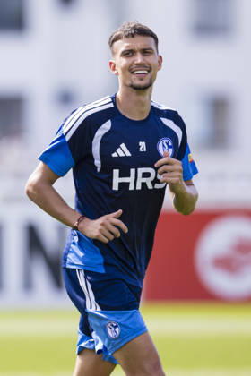 27.08.2026, Fussball, Training des FC Schalke 04. Dejan Ljubicic (FC Schalke 04) lacht. Gelsenkirchen Trainingsgelände FC Schalke 04 NRW Deutschland xRHR-FOTO YYx Copyright: RHR-FOTOx RHR-FOTO YY