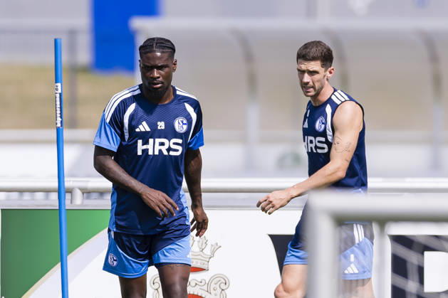 27.08.2026, Fussball, Training des FC Schalke 04. v. l. Junior Dina Ebimbe (FC Schalke 04), Robin Gosens (FC Schalke 04). Gelsenkirchen Trainingsgelände FC Schalke 04 NRW Deutschland xRHR-FOTO YYx Copyright: RHR-FOTOx RHR-FOTO YY