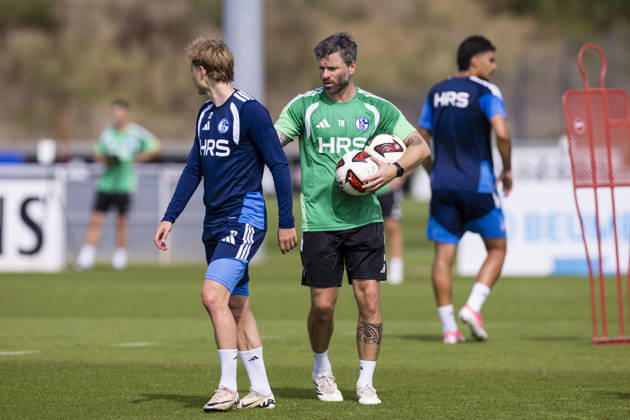 27.08.2026, Fussball, Training des FC Schalke 04. Co-Trainer Tim Hoogland (FC Schalke 04) gibt Finn Porath (FC Schalke 04) Anweisungen. Gelsenkirchen Trainingsgelände FC Schalke 04 NRW Deutschland xRHR-FOTO YYx Copyright: RHR-FOTOx RHR-FOTO YY
