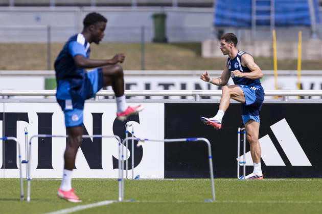 27.08.2026, Fussball, Training des FC Schalke 04. Robin Gosens (FC Schalke 04) macht sich warm. Gelsenkirchen Trainingsgelände FC Schalke 04 NRW Deutschland xRHR-FOTO YYx Copyright: RHR-FOTOx RHR-FOTO YY