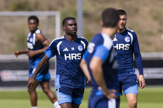 27.08.2026, Fussball, Training des FC Schalke 04. Junior Dina Ebimbe (FC Schalke 04). Gelsenkirchen Trainingsgelände FC Schalke 04 NRW Deutschland xRHR-FOTO YYx Copyright: RHR-FOTOx RHR-FOTO YY